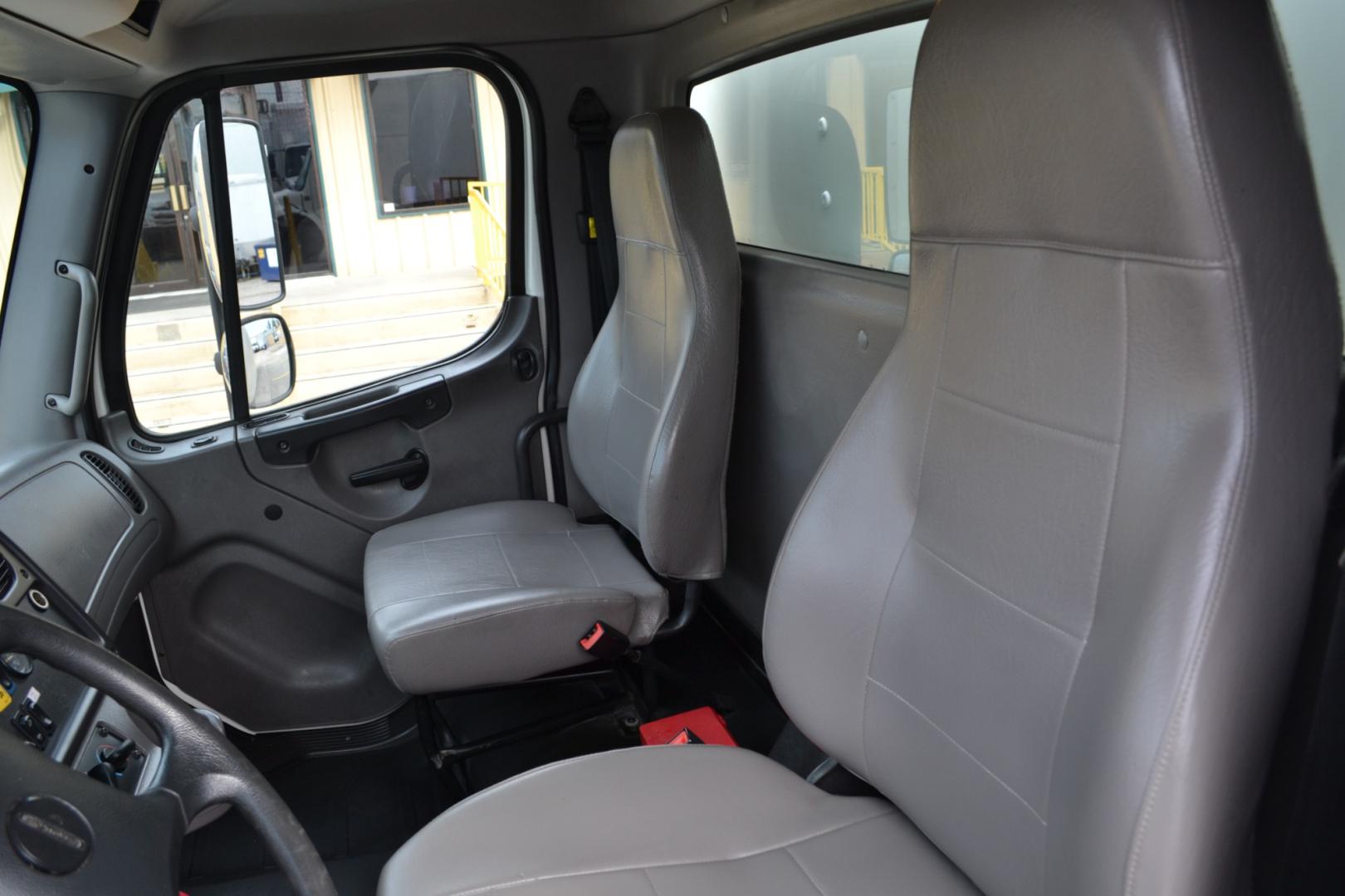 2019 WHITE /BLACK FREIGHTLINER M2-106 with an CUMMINS B6.7L 220HP engine, ALLISON 2100RDS AUTOMATIC transmission, located at 9172 North Fwy, Houston, TX, 77037, (713) 910-6868, 29.887470, -95.411903 - Photo#16